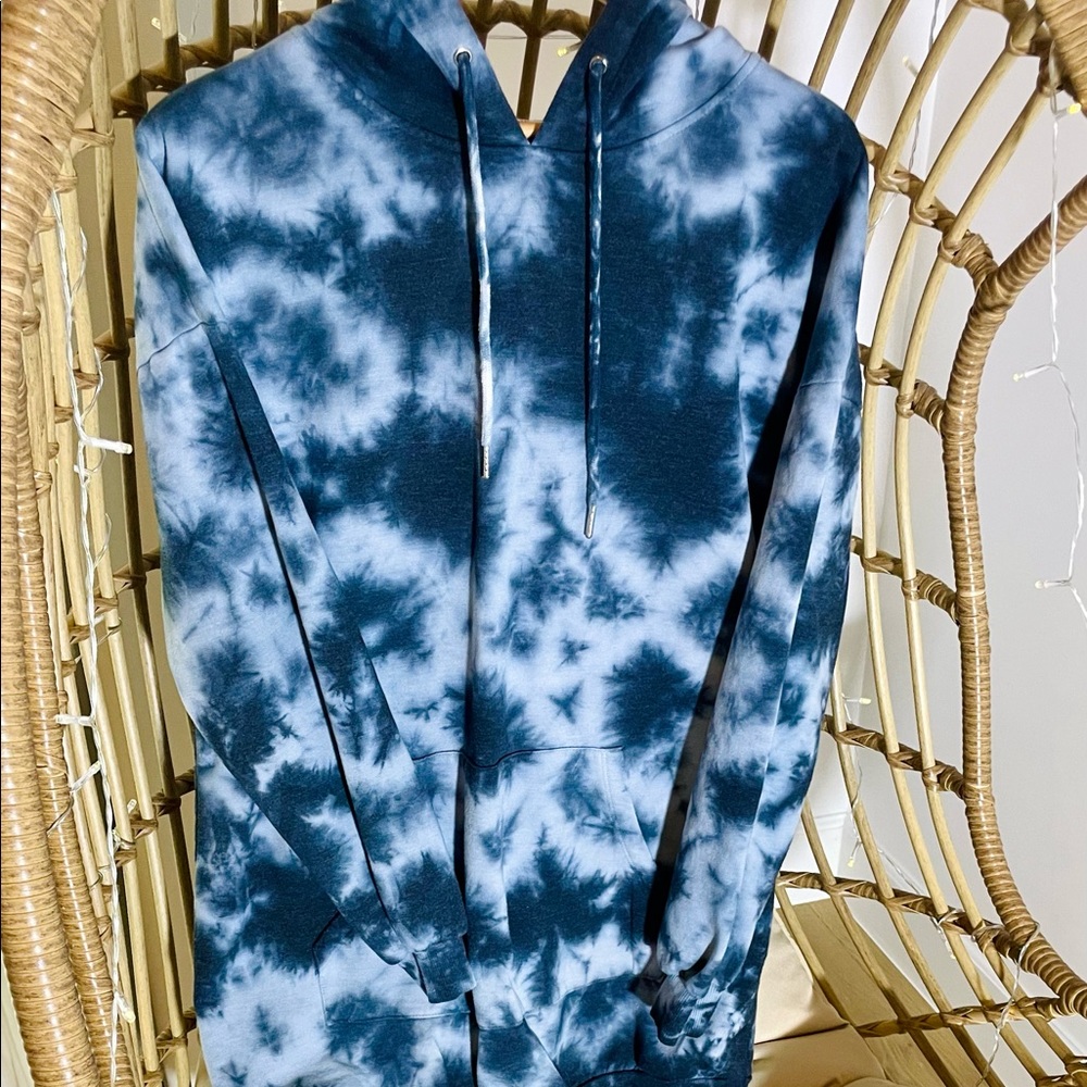 Long oversized hoodie. Navy blue and light blue tie die.